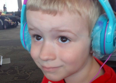 using headphones to keep kids busy on the plane
