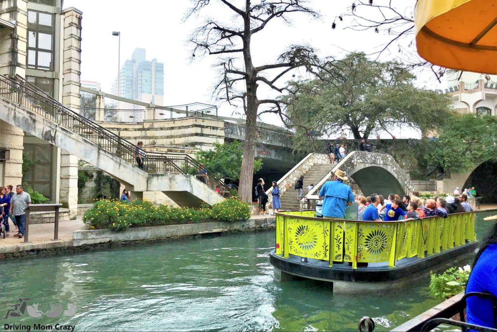 picture of boat on San Antonio riverwalk for the go rio river cruises riverboat tour